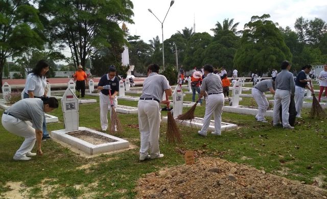 Unik! Sambut Waisak,Umat Budha Riau Ziarah Makam Pahlawan