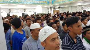 Rektor UIR Shalat Gaib Bersama Ribuan Mahasiswa di Masjid Al Munawwarah