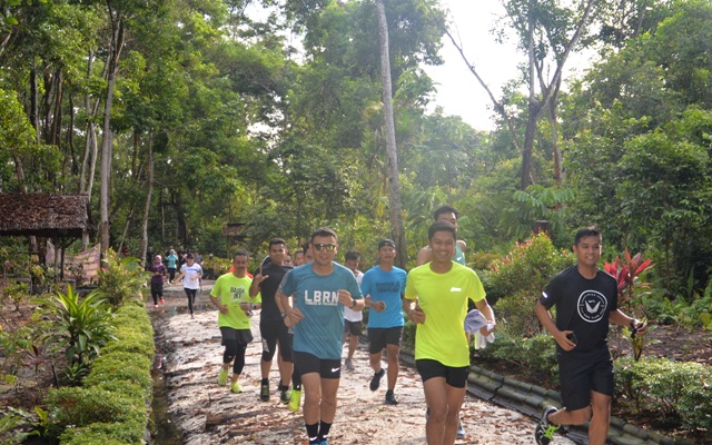 Komunitas LIBURUN Pekanbaru Lintasi Hutan Wisata Lanud Rsn