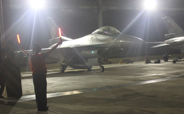 Falcon Skadud 16 Laksanakan Latihan Terbang Malam