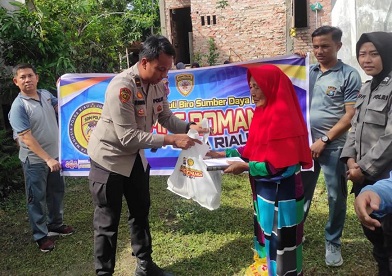 Tim Jumpe Romansa Polda Riau Kembali Salurkan Bantuan ke Warga Kurang Mampu